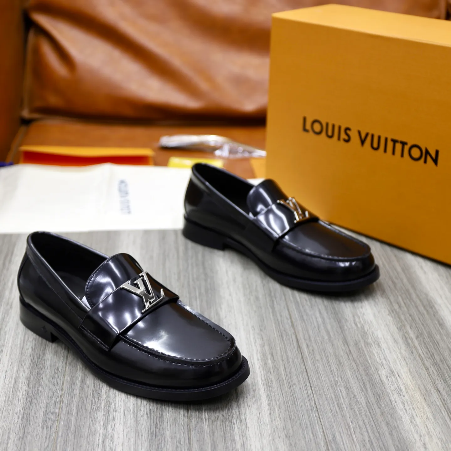 Men's shoes 💰: 💰900LV Louis Vuitton slip-on loafers, top quality products produced in Dongguan, ready for sale! This LV Glove loafer is made of selected soft cowhide, with a slightly wrinkled leather surface and a very high-end texture. Each pair is unique. The leather surface is light and soft, with a fine texture and good luster. It is a classic loafer style, with exquisite handmade mark stitching on the toe, and a square toe configuration to highlight the classic style. The horizontal band has hot-printed LV three-dimensional letters, semi-solid handcrafts and a genuine leather outsole, and a rubber patch on the heel to create wear-resistant performance and comfort. One of the must-have loafers for men! Comes with full original packaging! Code number: 38-39-40-41-42-43-44 (38, 45, 46 customized) standard leather shoe code